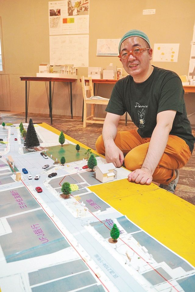 西荻窪の道路拡幅計画について語る奥秋圭さん＝東京都杉並区で