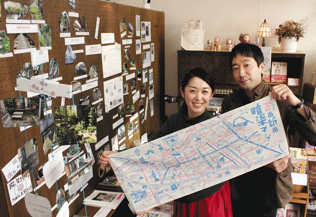 新発売の手ぬぐいを持つ星山さん（右）と成田さん＝いずれも横浜市中区で
