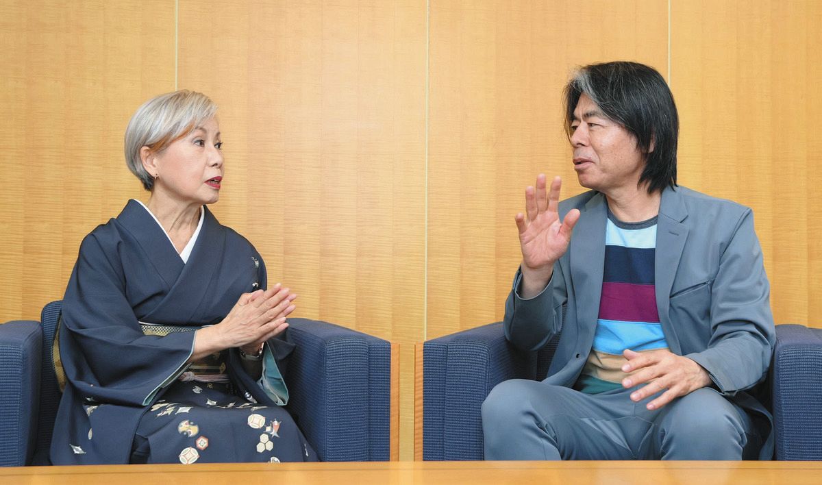 「大吉原展」について対談する田中優子さん（左）と東京藝術大の日比野克彦学長