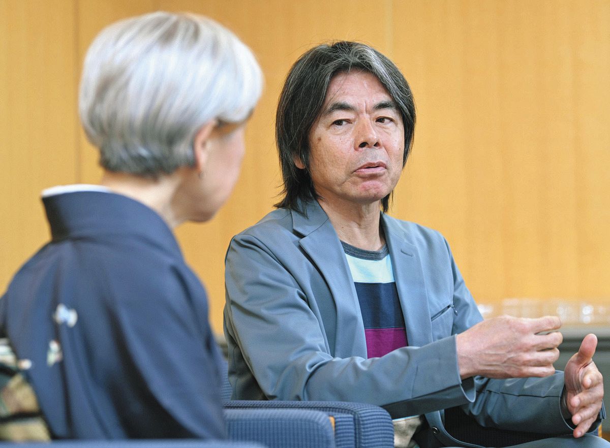 田中優子さん（左）との対談で、実際の作品を観ることの大切さなどについて話す日比野克彦さん