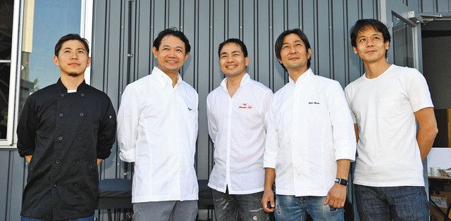 医療機関にシェフの料理を無償提供する「Ｓｍｉｌｅ　Ｆｏｏｄ　Ｐｒｏｊｅｃｔ」のリーダーを務める石田聡さん（右）、石井真介さん（中）らメンバー