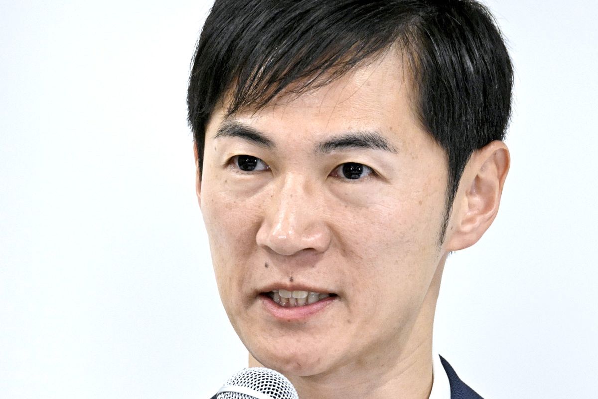 都議選開票の途中経過を受け、記者会見する再生の道の石丸伸二代表＝2025年6月22日、東京都港区で（安江実撮影）