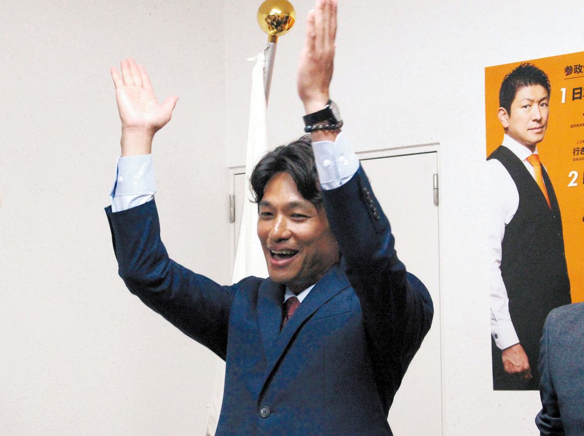 支援者の前で万歳する望月正謹さん=2025年6月22日、東京都世田谷区で(鈴木里奈撮影)