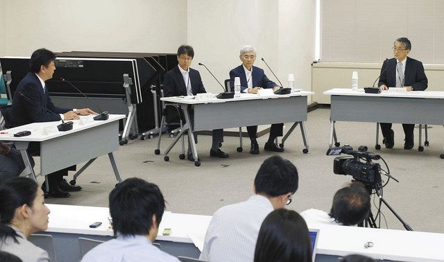 2017年9月、原子力規制委の定例会合で発言する東京電力の小早川智明社長（左端）。右端は田中俊一委員長（当時）＝東京都港区