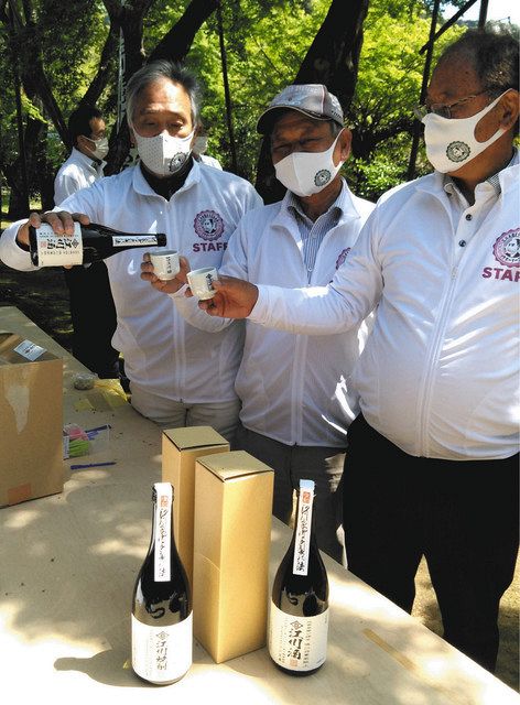 完成した江川酒を試飲する人たち=いずれも伊豆の国市で