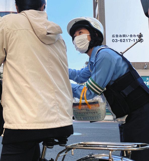 違反運転をしないよう自転車の利用者らに呼び掛ける警察官＝10月31日、東京都豊島区で