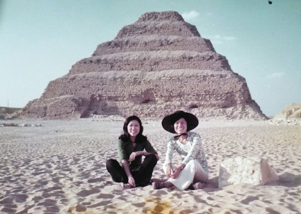 1976年10月ごろ、カイロ郊外を観光した際の小池氏（左）と北原氏＝北原氏提供