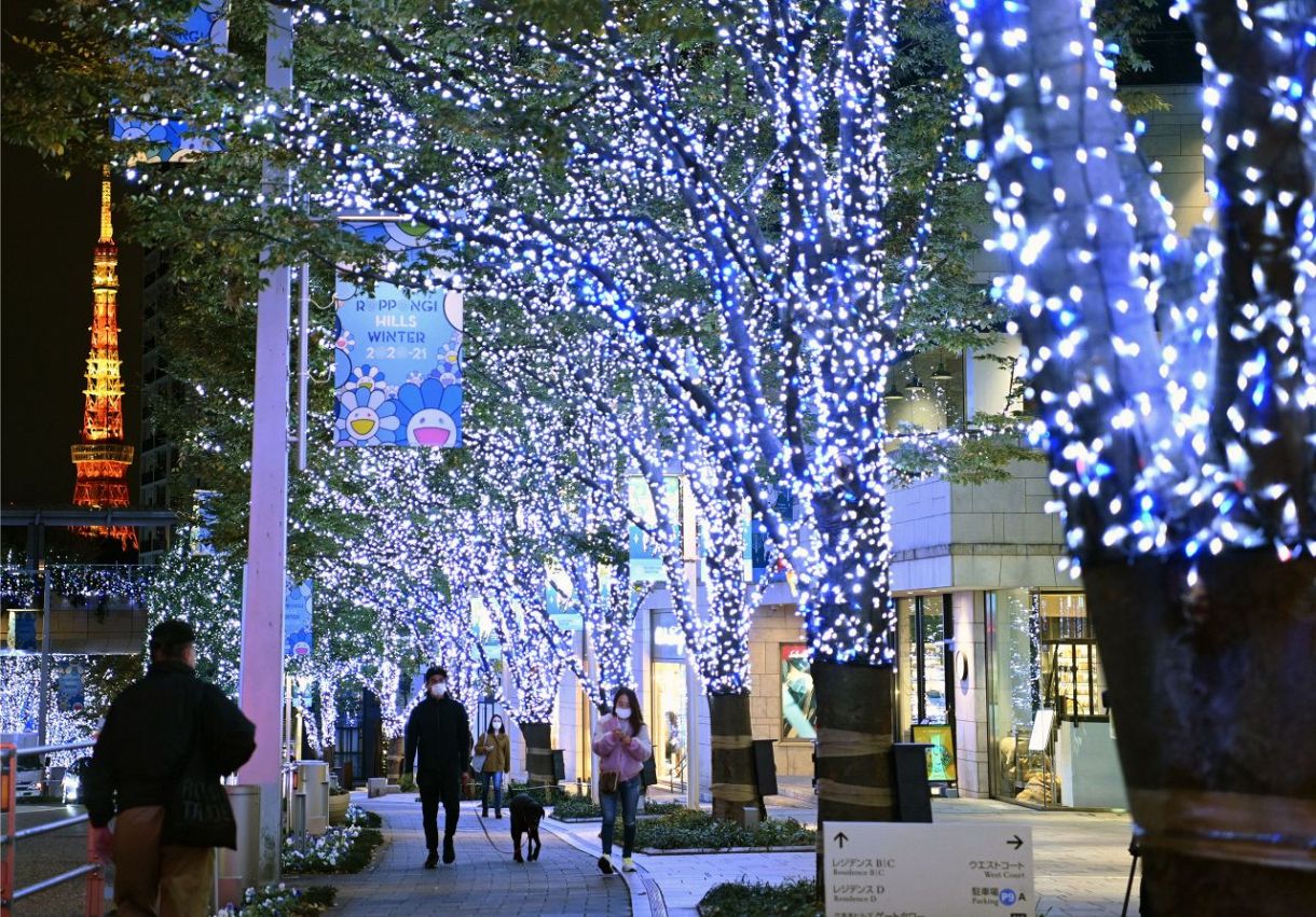 東京・六本木のけやき坂通りに白と青を基調とした約７０万灯のLEDで彩られたイルミネーション。来月２５日まで点灯される。１２日午後、東京都港区で（川上智世撮影）