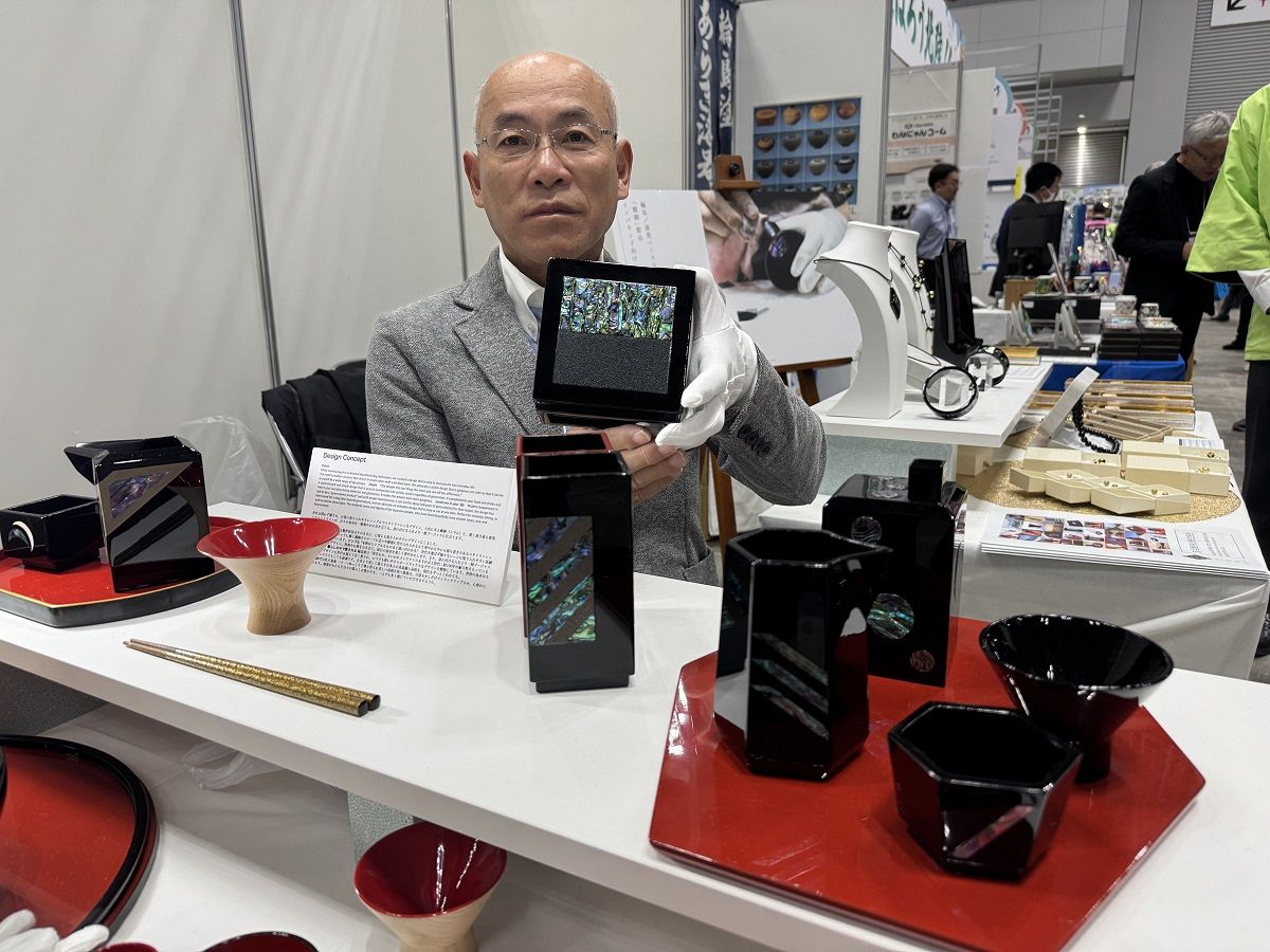 輪島塗螺鈿文机 輪島塗螺鈿文机 輪島塗螺鈿文机 CHITAKA HASHIMOTO – Lacquer Ware Artist