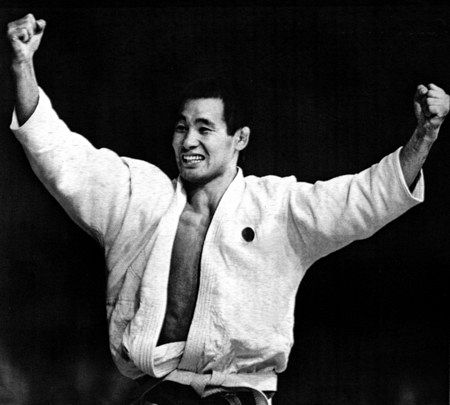 １９８１年の柔道世界選手権６５キロ級決勝戦で、ルーマニア選手を破り、両手を挙げて喜ぶ柏崎克彦さん＝ＵＰＩ・共同
