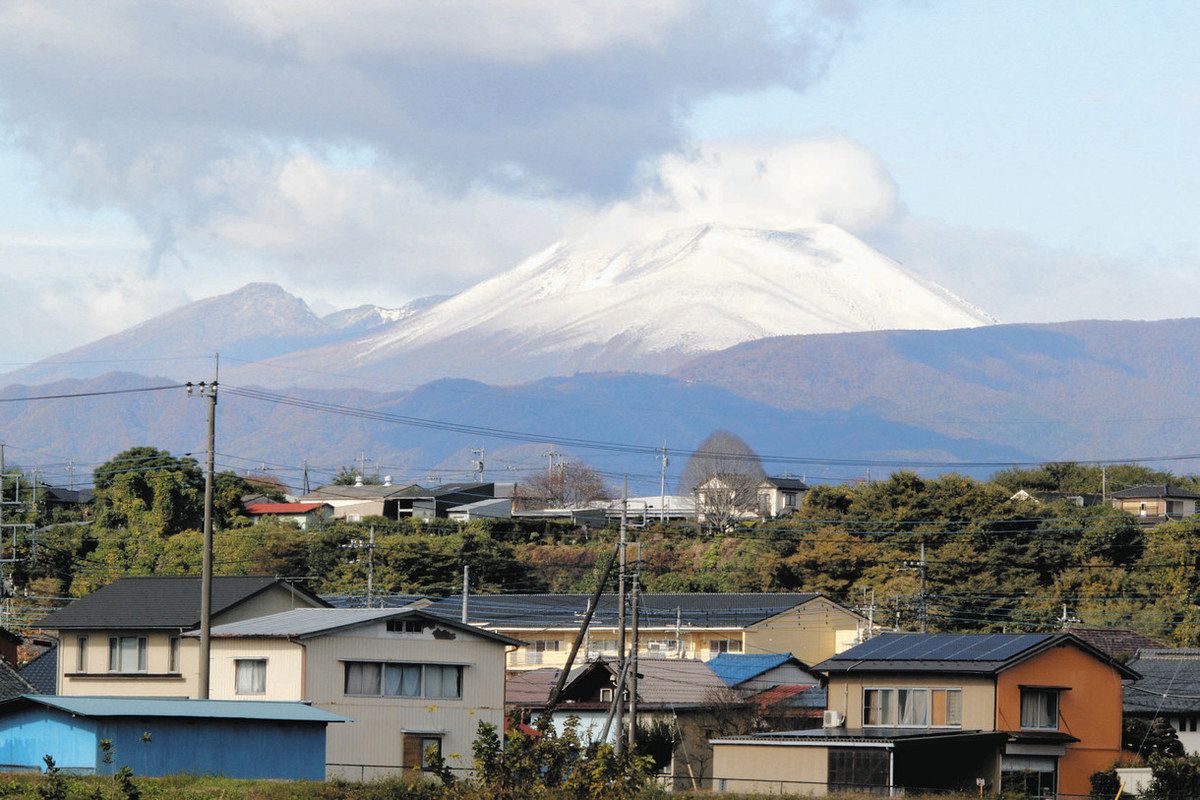 浅間山、中腹まで雪化粧 男体山も初冠雪：東京新聞デジタル