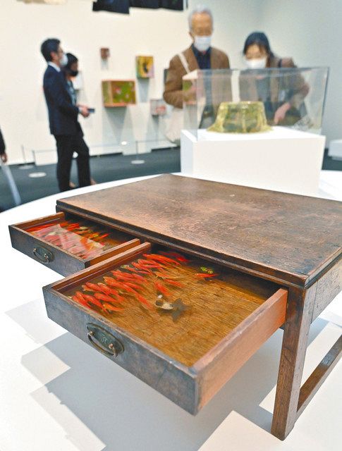 ２日に東京都台東区の上野の森美術館で現代美術家・深堀隆介さんの個展「金魚鉢、地球鉢。」（東京新聞など主催）が開幕するのを前に、１日、報道向け内覧会が開かれた＝由木直子撮影