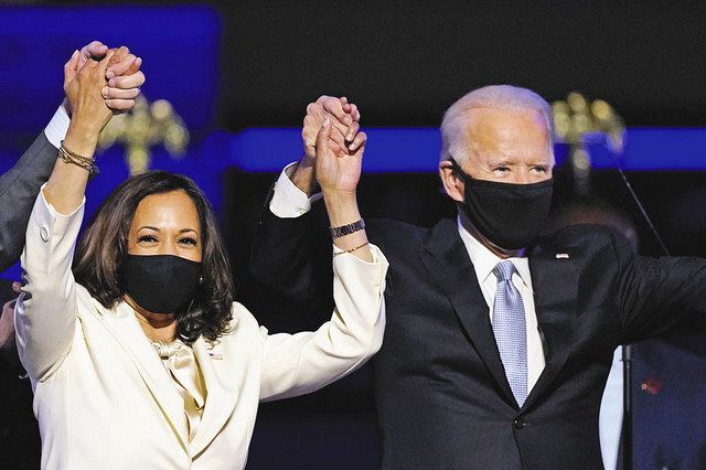７日、米デラウェア州ウィルミントンで勝利宣言した民主党のバイデン前副大統領（右）とハリス上院議員＝ＡＰ