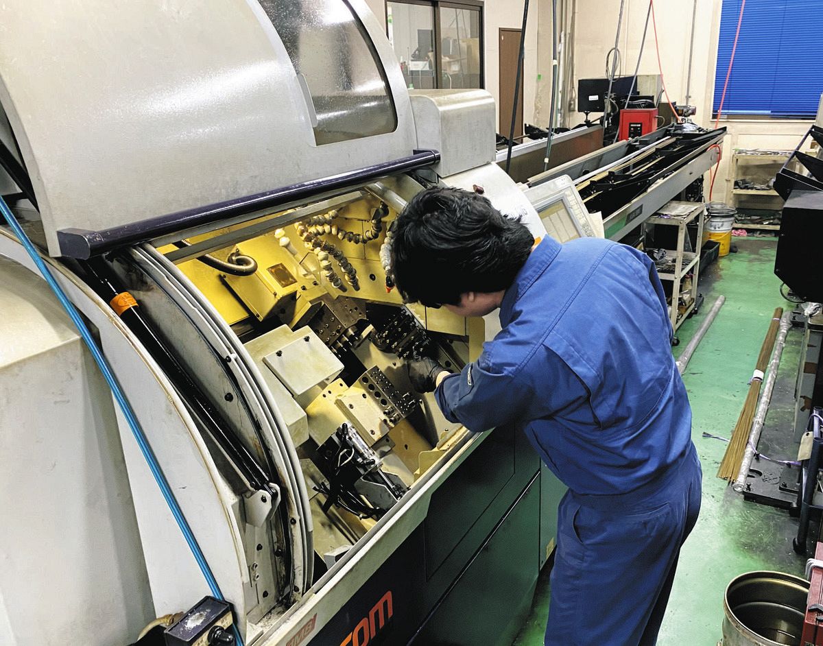 3月末、東京都内で少ない人員で生産を続ける町工場