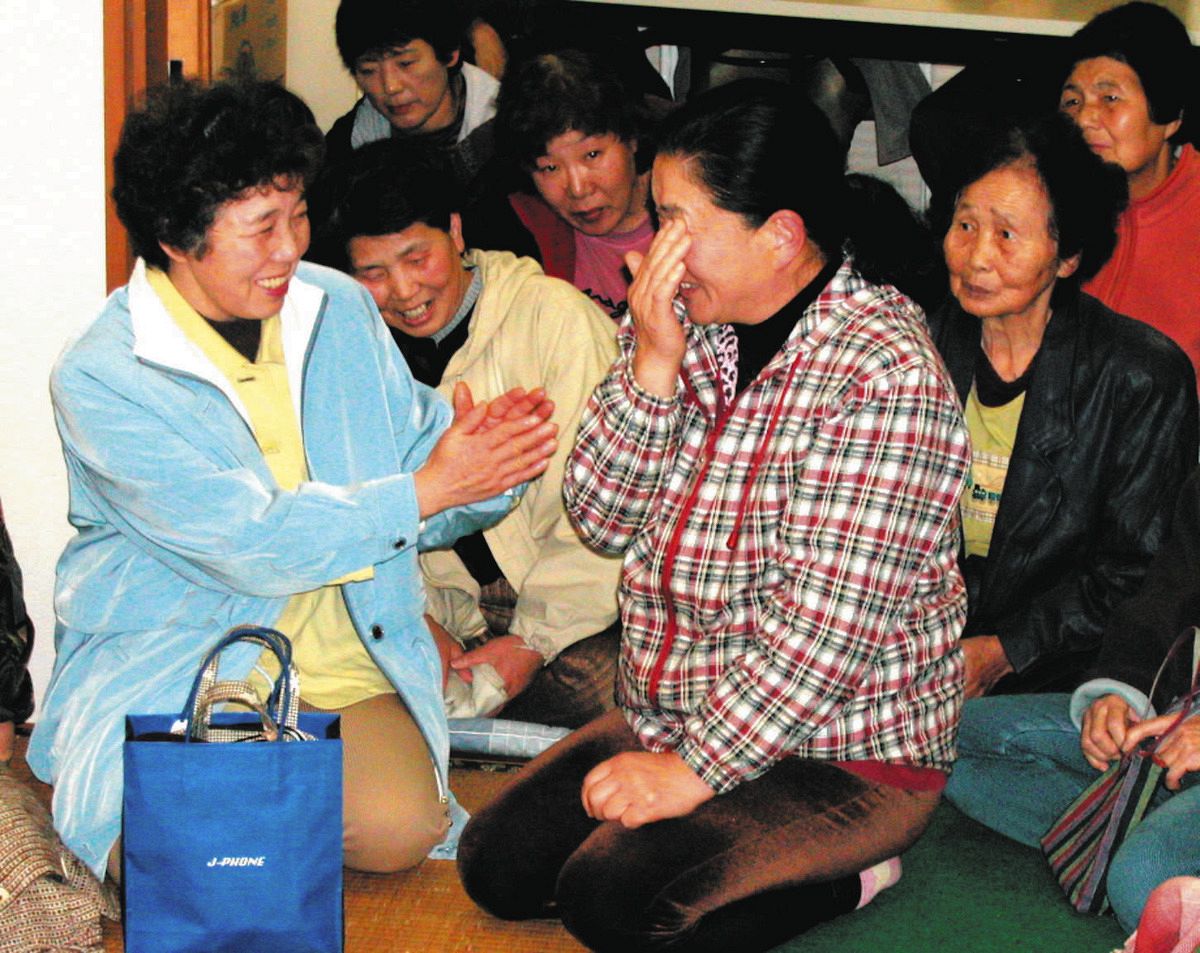 珠洲原発反対派の会合で、「凍結」に涙を浮かべる女性たち＝2003年12月5日、石川県珠洲市で