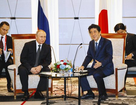 首脳会談に臨むロシアのプーチン大統領（左）と安倍首相＝２９日、大阪市で（代表撮影）