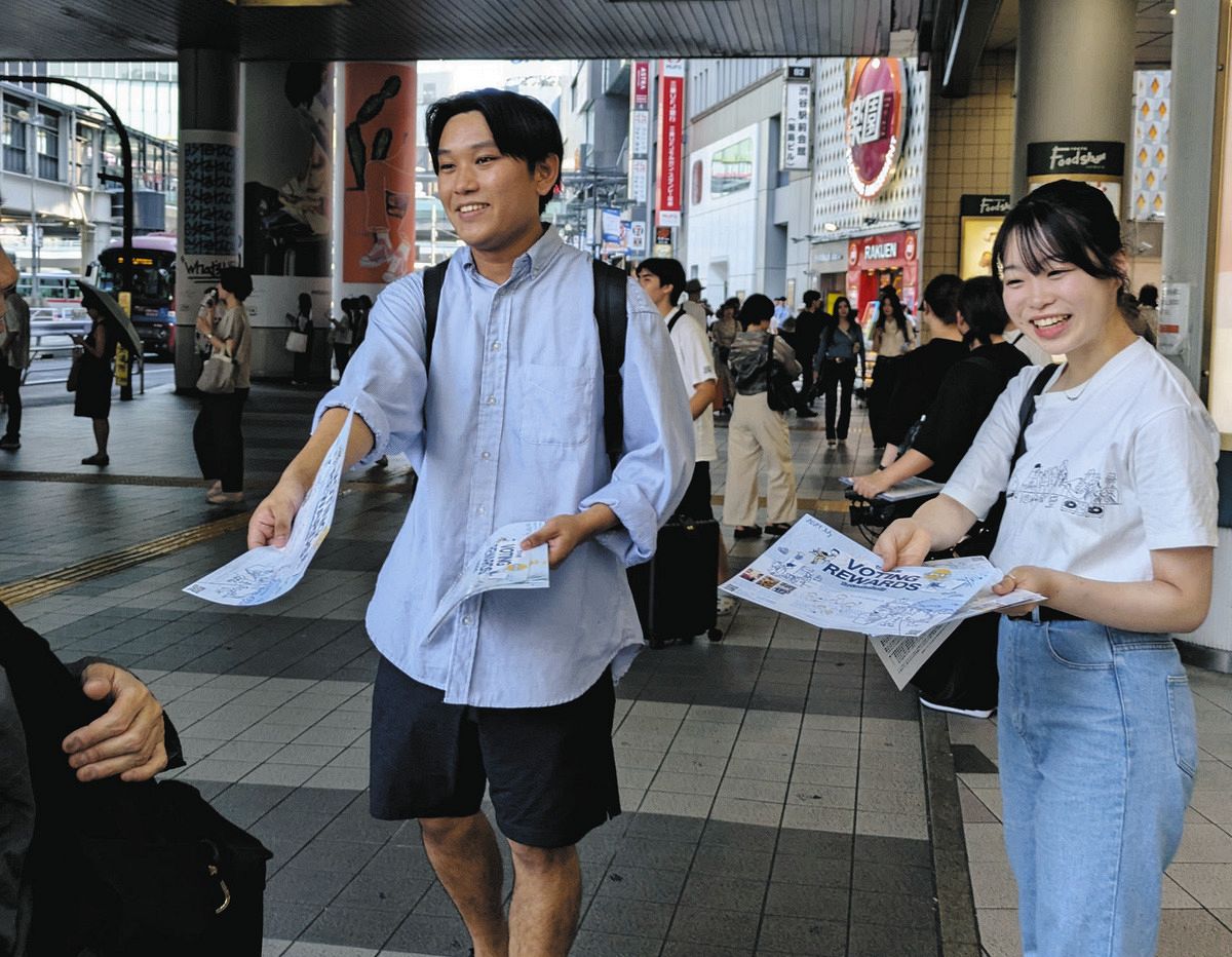 通行人に声を掛けながらチラシを配る木野村さん（左）ら