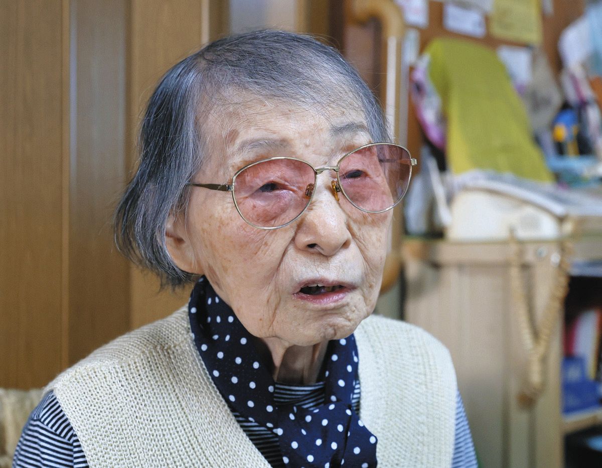 生活保護は全国民の問題」 新憲法に期待した98歳が、義父の六法全書を