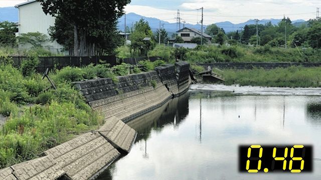 ③常磐線の線路沿い近くにあるため池。遊歩道があった堤は地震で崩れたままだ＝福島県大熊町で