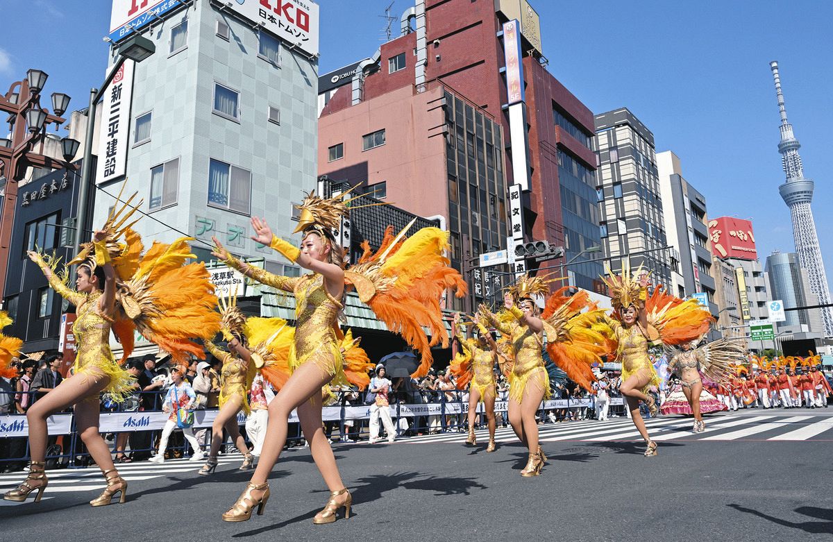 灼熱のダンス、華やかアレゴリア 40回目の浅草サンバカーニバルで猛暑 