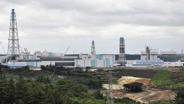 日本原燃の使用済み核燃料再処理工場。左端は排気筒＝青森県六ケ所村で
