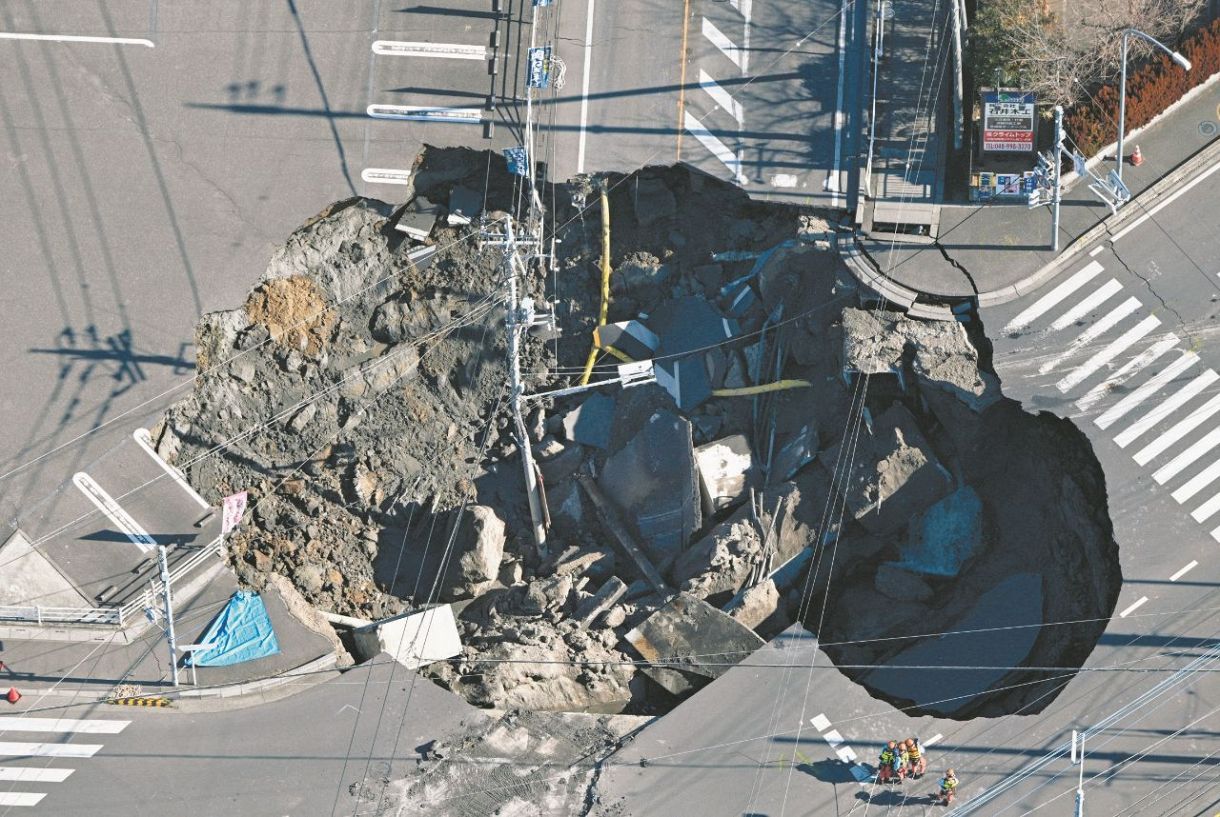 救出作業が続くトラックが転落した道路陥没現場＝30日、埼玉県八潮市で、本社ヘリ「あさづる」から（石橋克郎撮影）