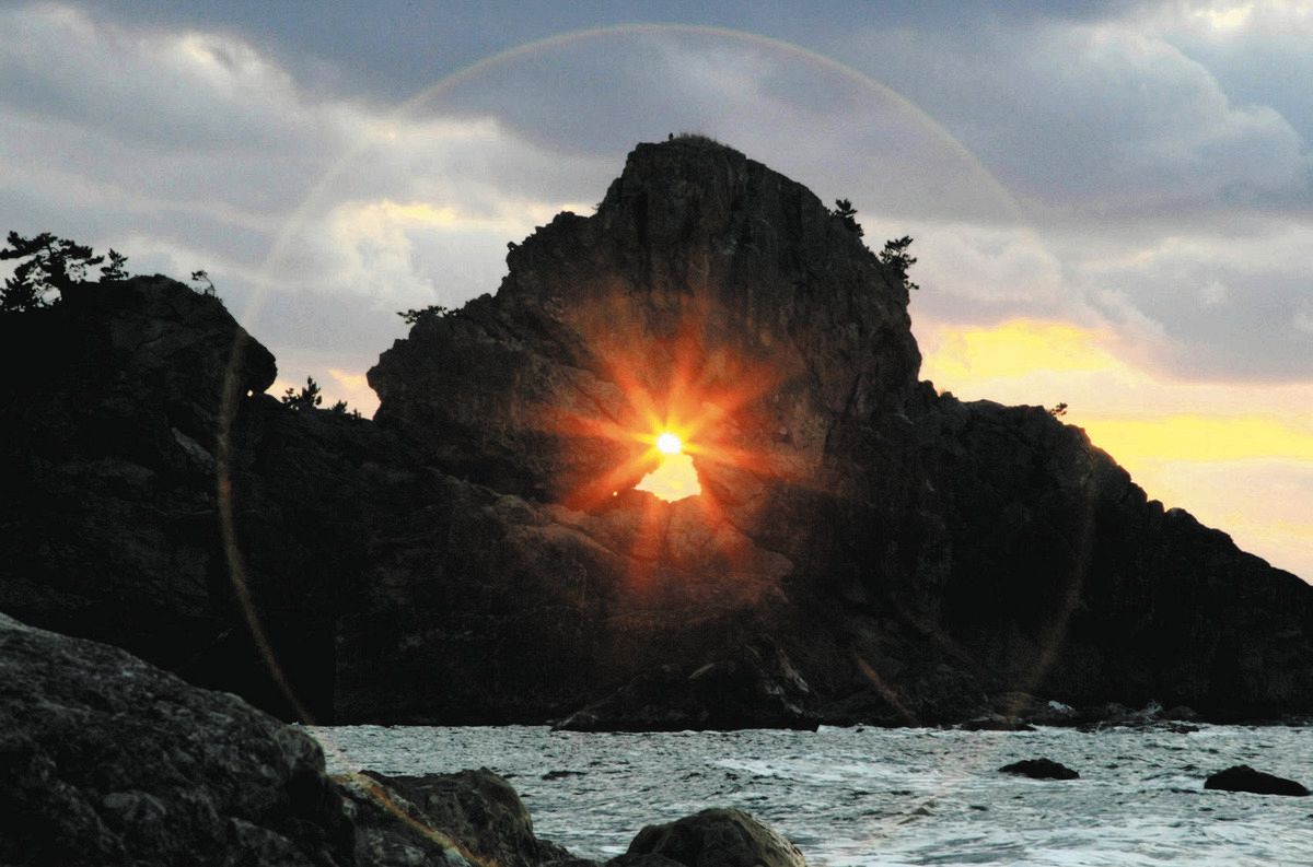 奥能登のシンボル」が崩落 石川・輪島の「窓岩」 目の前で暮らす男性「沈む夕日が何よりの癒やしだった」：東京新聞デジタル