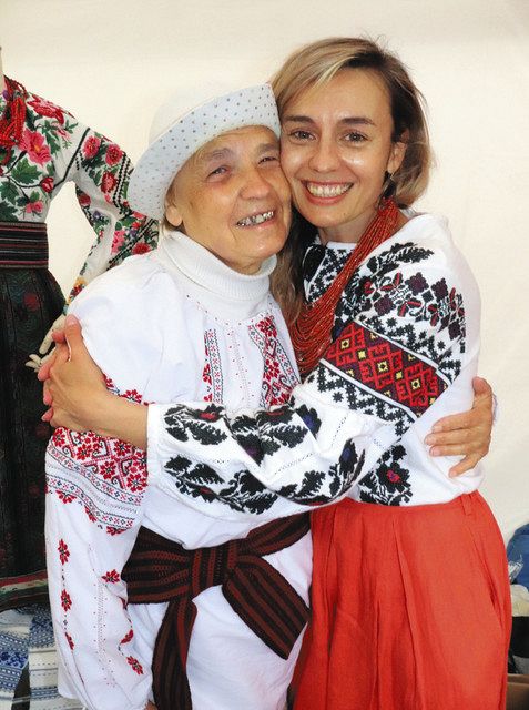 会場で笑顔を見せるマリア・ドウバシュさん（左）とナタリア・リセンコさん＝いずれも狛江市で