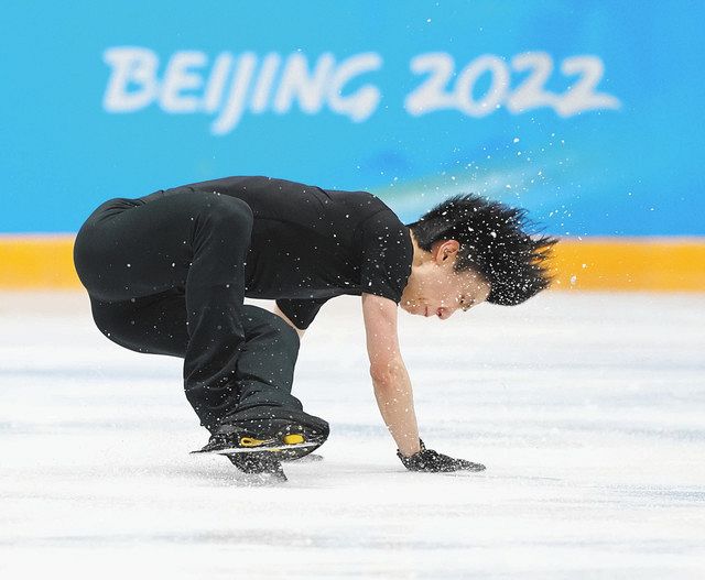 羽生結弦、公式練習で足に違和感？ 無言で左拳突き上げ… 10日フリーで