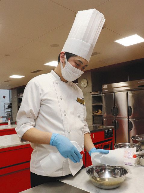 器具を消毒した後は拭き取りが重要＝千葉市中央区のハッピー製菓調理専門学校で
