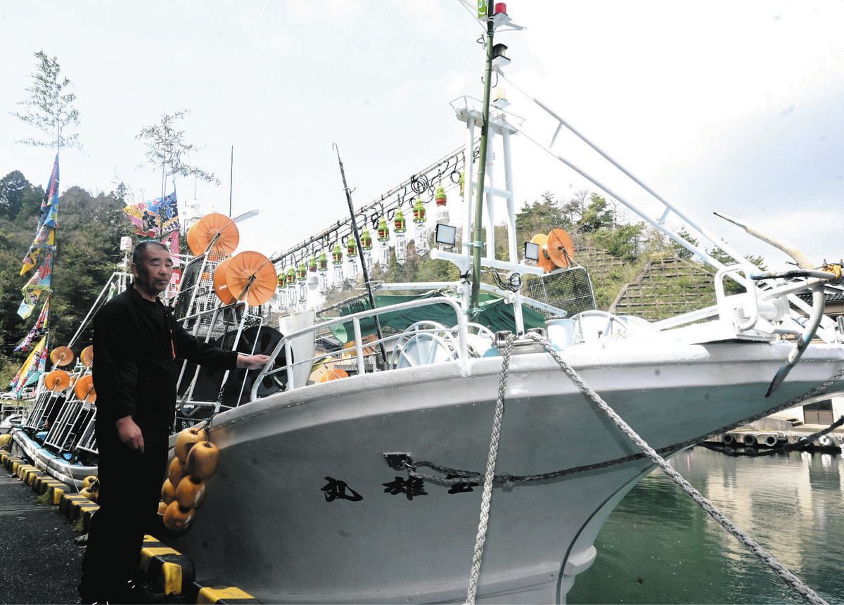 新たに購入した漁船を前に、出漁への気持ちを高ぶらせる太田均さん＝17日、石川県能登町で