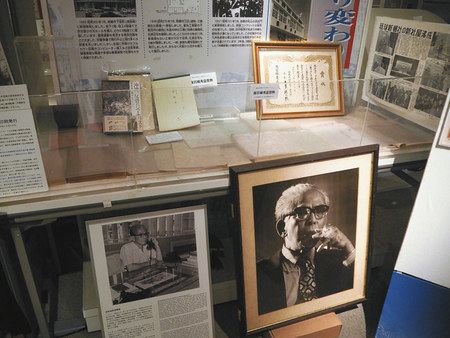 琉球新報新聞博物館に展示された池宮城秀意の資料。愛用の万年筆などが並ぶ＝那覇市で