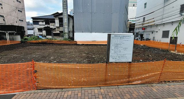武蔵野市が随意契約で売却した駐輪場跡地を含む商業ビル建設予定地＝同市で