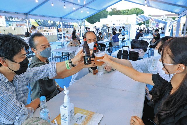 ビールで乾杯する来場者たち＝台東区の上野公園で