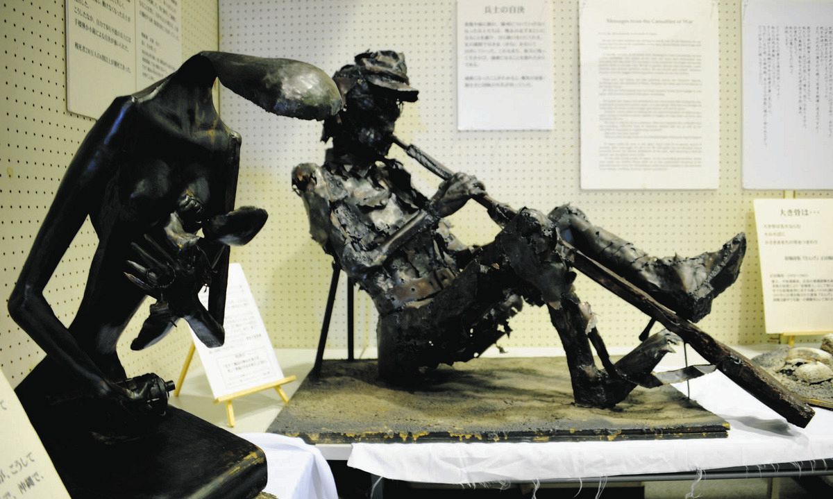 満州の古い写真８１枚、新聞の切抜２８枚が、貼り付け、建築　死体、自動車、戦闘機 シンガポール最後の日(ブキ・テマ高地) - 東京国立近代美術館