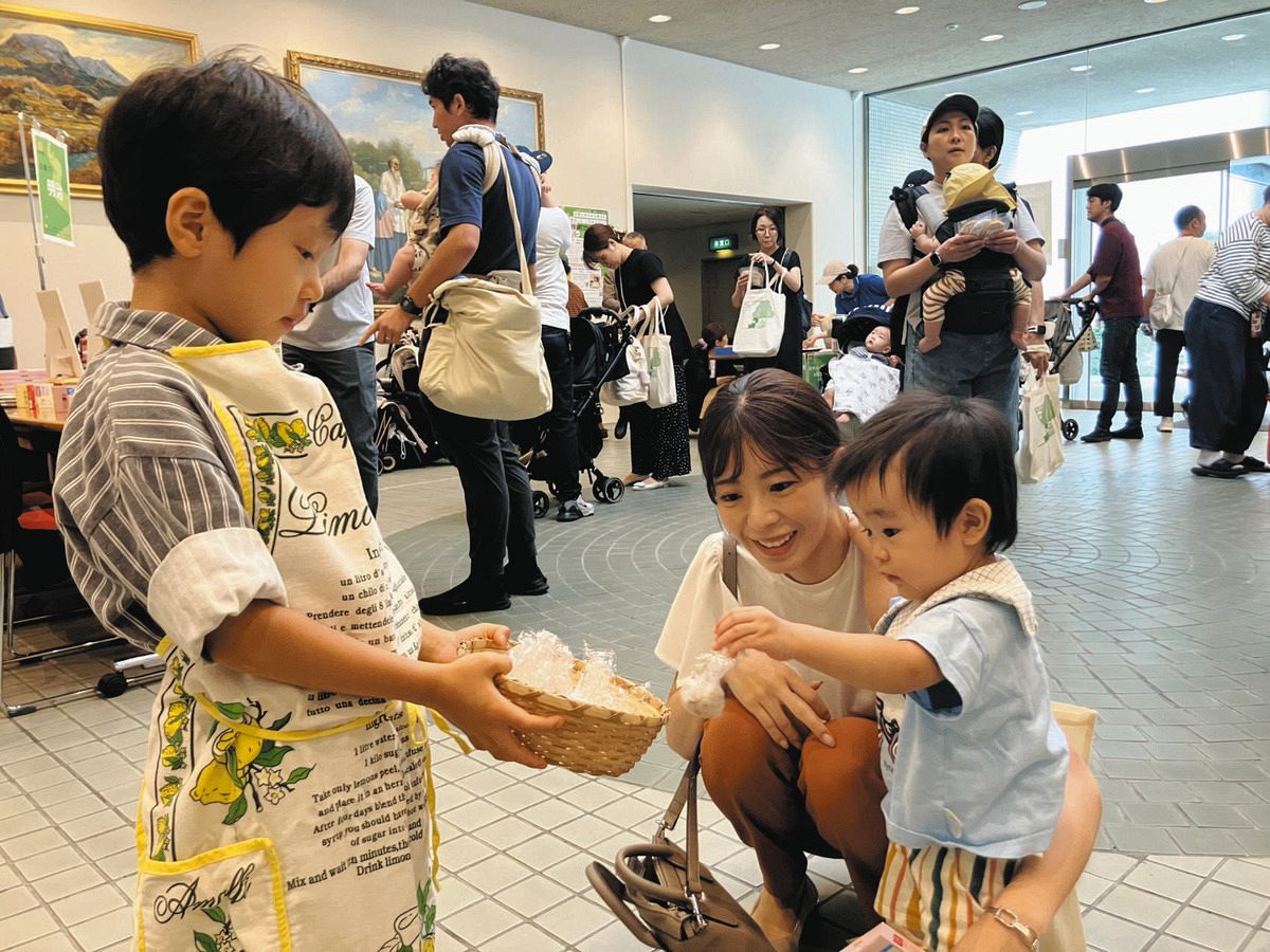 会場入り口で試食用の雑穀米おにぎりを配布