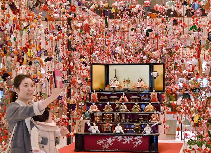 真多呂人形による華やかな段飾りと雛を彩る六千個以上のつるし飾り＝13日、東京都新宿区の京王プラザホテル（芹沢純生撮影）