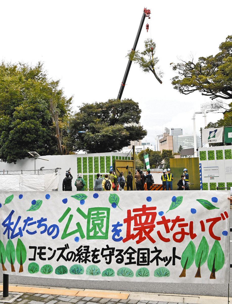 Tree felling work for the redevelopment of the Meiji Jingu Gaien district began on the 28th in Shinjuku Ward, Tokyo.