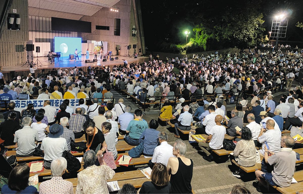 19日、再審法改正を目指す集会に駆けつけた大勢の参加者＝東京都千代田区の日比谷公園大音楽堂で（三宅千智撮影）