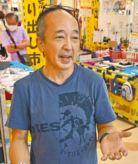 忘れ物の販売について話すリサイクルショップ「ラ・ボーテ」の上田哲也社長