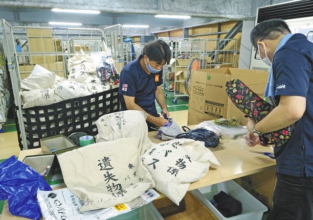 東急バスから送られてきた忘れ物を仕分けするブックオフの従業員=埼玉県嵐山町で