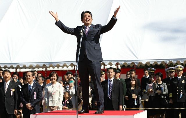 2019年の「桜を見る会」であいさつする安倍元首相＝東京・新宿御苑で