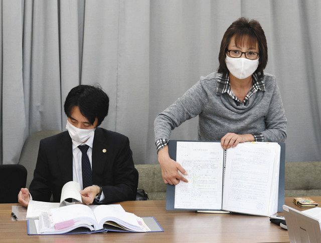 会見で判決の受け止めなどを語る森田志歩さん(右)ら=埼玉県庁で