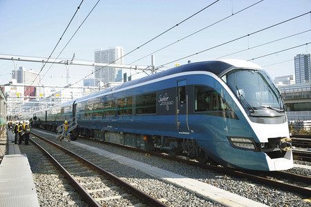ＪＲ東日本が報道陣に公開した観光特急列車「サフィール踊り子」の車両