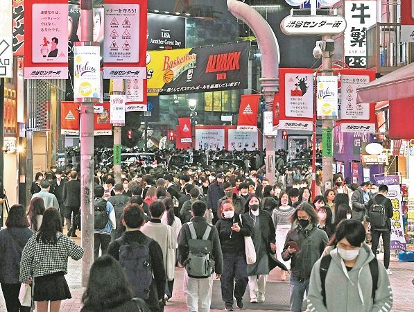 ハロウィーンに向けた啓発バナーなどが掲げられる中、大勢の人たちでにぎわう渋谷センター街