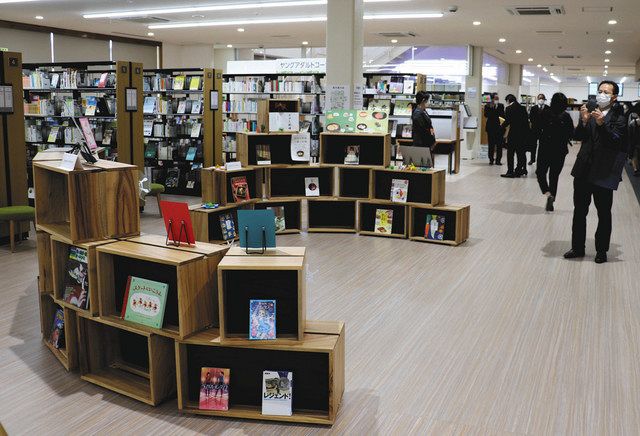 １階の図書館は将来的に１０万冊の蔵書が整備される＝いずれも松戸市で
