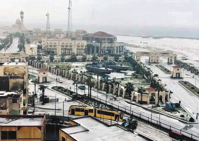 ２０日、エジプト北部アレクサンドリアで、雪に覆われる市街地＝いずれも住民提供