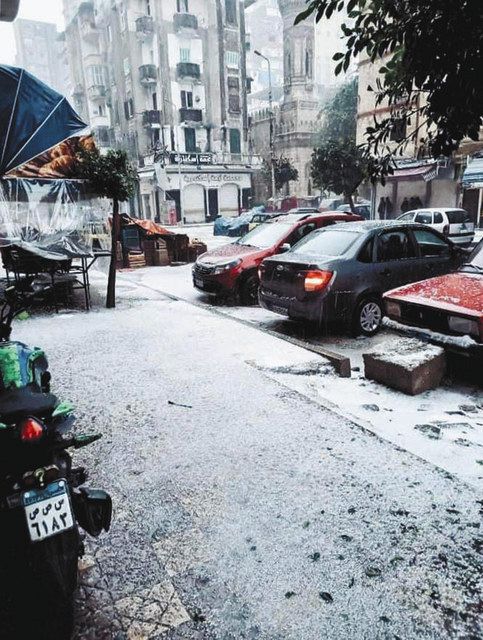 ２０日、エジプト北部アレクサンドリアで、雪に覆われる市街地