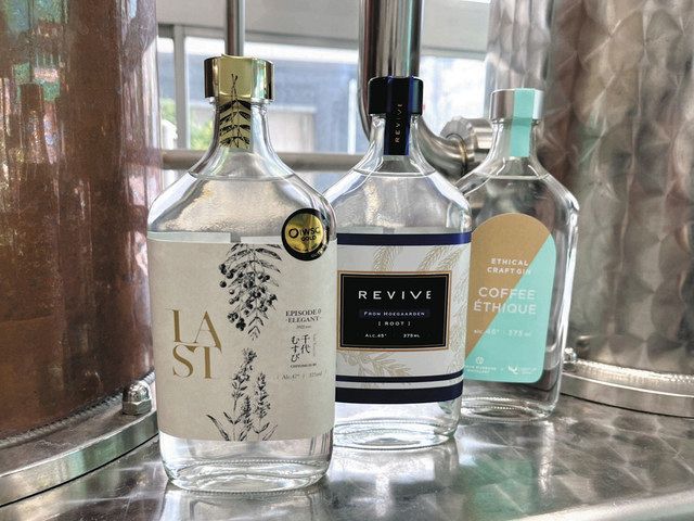 酒かすなどからつくられたクラフトジン＝東京都台東区で