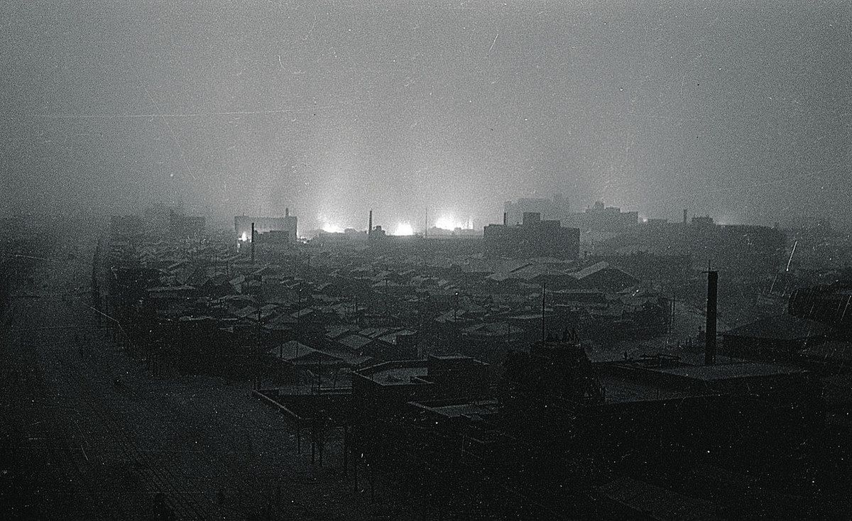 東方社の屋上から見た夜間空襲（1945年3月10日） 燃え上がる空のその下
